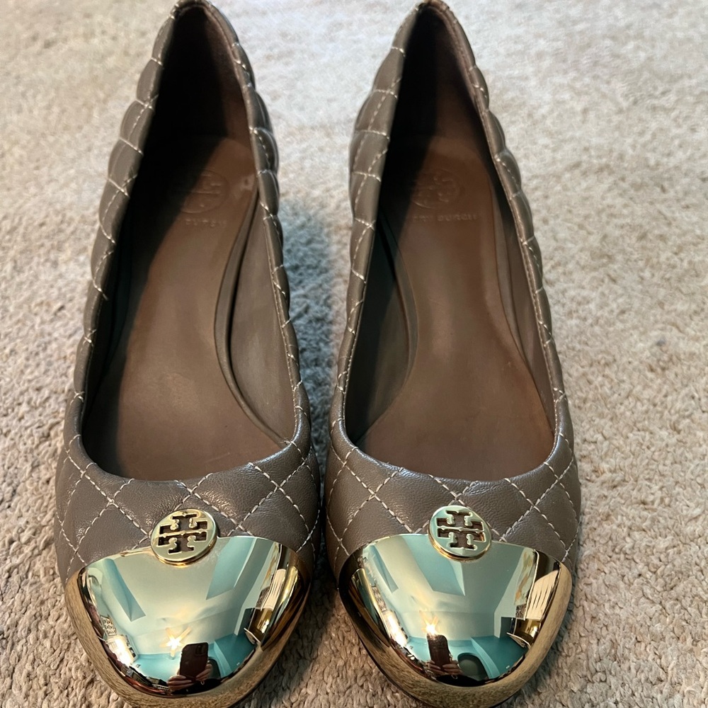 Tory Burch Kaitlin Quilted Pump Taupe with Metal Gold Toe sz 10